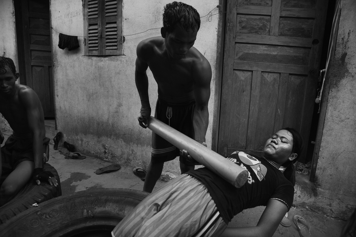 Как камбоджийские девушки занимаются боксом 